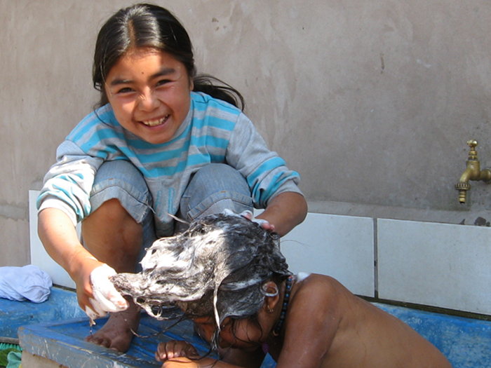 photo: Talía Tardío washing her sister